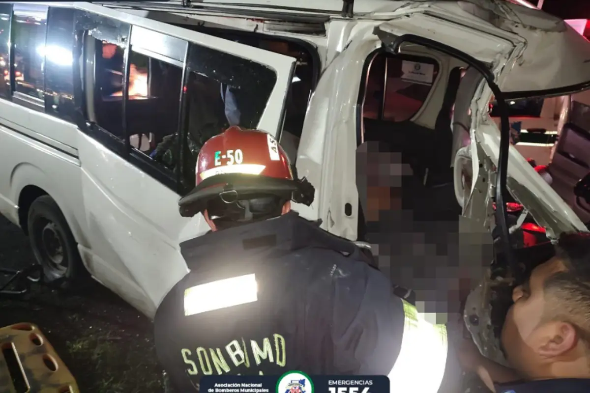 Los socorristas utilizaron equipo especial para rescatar a las víctimas., Bomberos Municipales Departamentales
