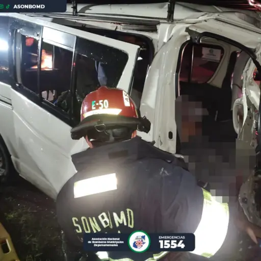 Los socorristas utilizaron equipo especial para rescatar a las víctimas. ,Bomberos Municipales Departamentales