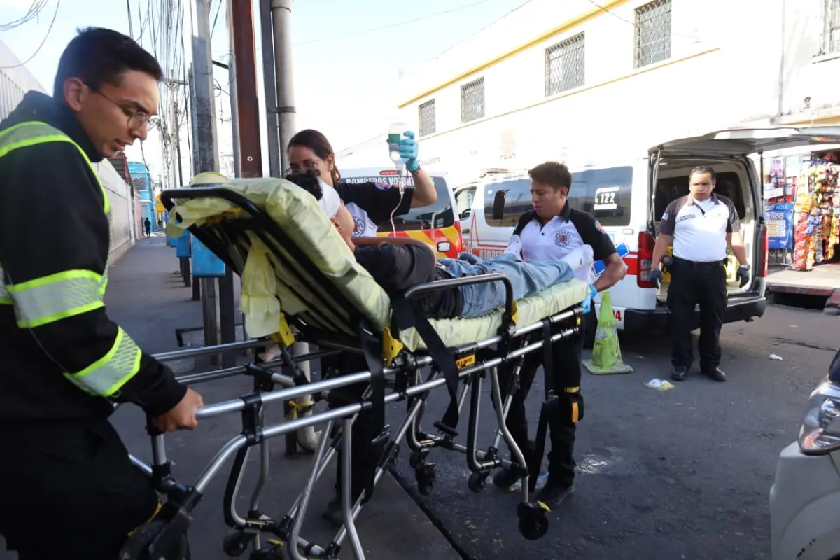 Uno de los heridos en el accidente en zona 7 es ingresado al hospital., Bomberos Voluntarios