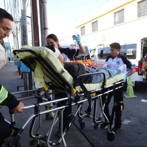 Uno de los heridos en el accidente en zona 7 es ingresado al hospital. ,Bomberos Voluntarios