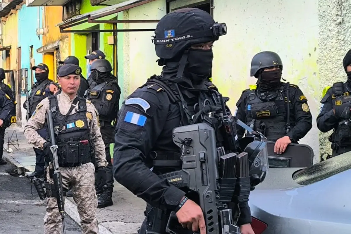 Las fuerzas de seguridad llegaron a varios domicilios del Barrio El Gallito, en la zona 3 capitalina, para dar con varios grupos pandilleros. , PNC de Guatemala.