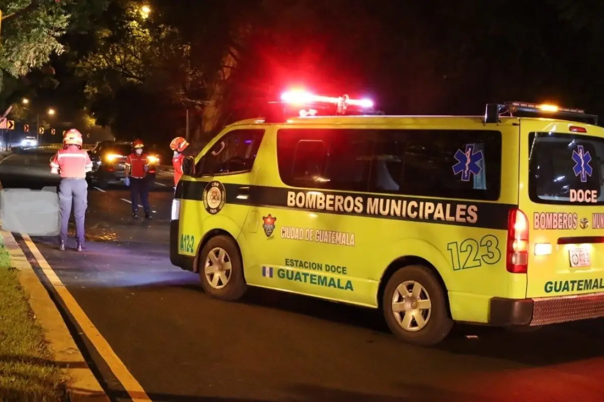 Los cuerpos de rescate acudieron al bulevar Vista Hermosa, donde un hombre falleció tras ser atropellado., Bomberos Municipales. 