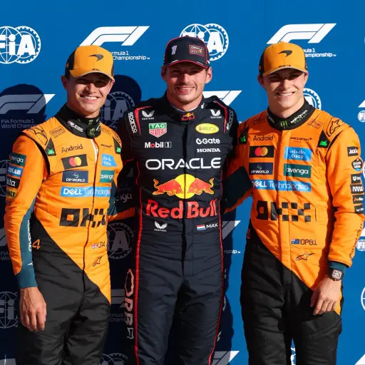 Max Verstappen junto a Lando Norris y Oscar Piastri en el podio - X @Max33Verstappen