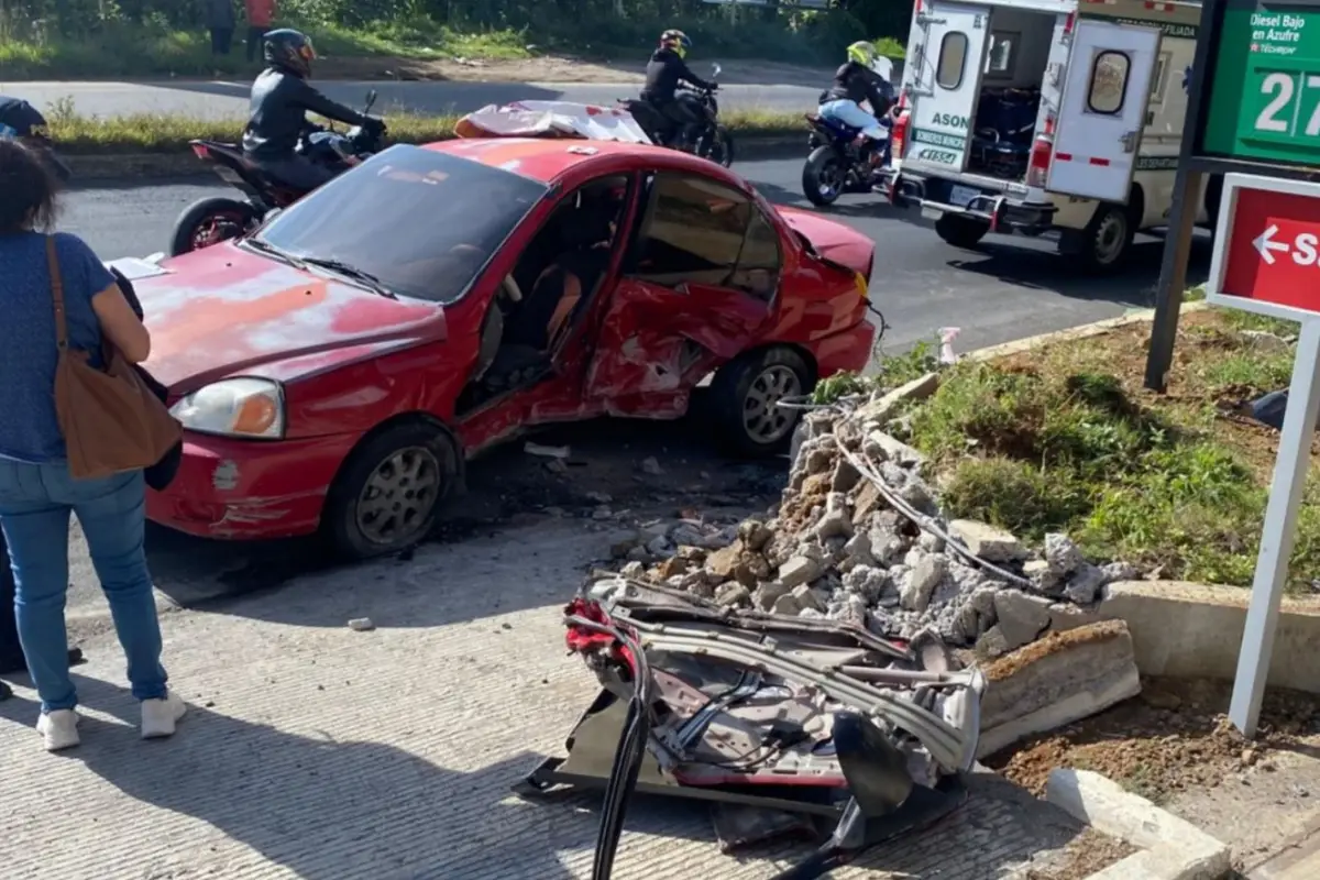 En uno de los accidentes, los bomberos tuvieron que usar equipo especial para asistir a los afectados. , Archivo.