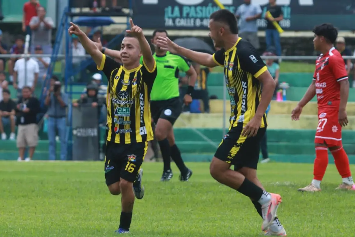 Celebración de Aurora ante Malacateco - Alex Meoño