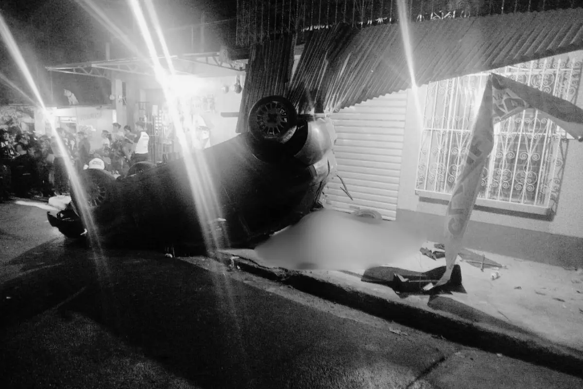 El adulto y el niño caminaban por la carretera cuando fueron embestidos por el carro descontrolado., Redes sociales.