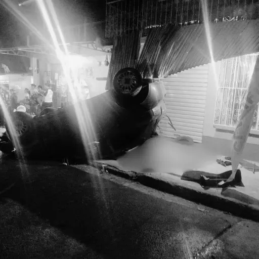 El adulto y el niño caminaban por la carretera cuando fueron embestidos por el carro descontrolado. ,Redes sociales.