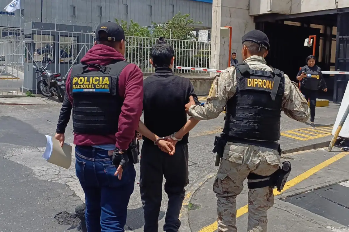 Todos los detenidos fueron llevados a la Torre de Tribunales, donde conocerán los motivos de su captura., PNC de Guatemala.
