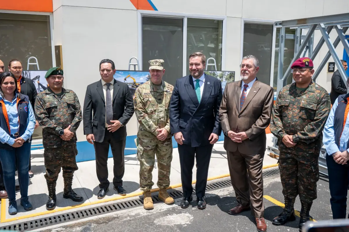 Funcionarios de Guatemala reciben la donación de un puente por parte del Comando Sur de los Estados Unidos., Conred