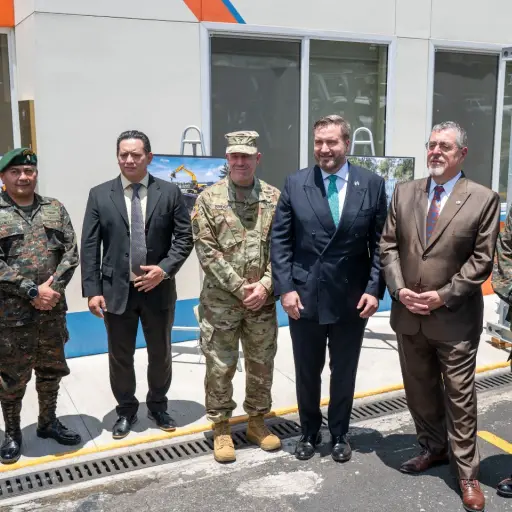 Funcionarios de Guatemala reciben la donación de un puente por parte del Comando Sur de los Estados Unidos. ,Conred