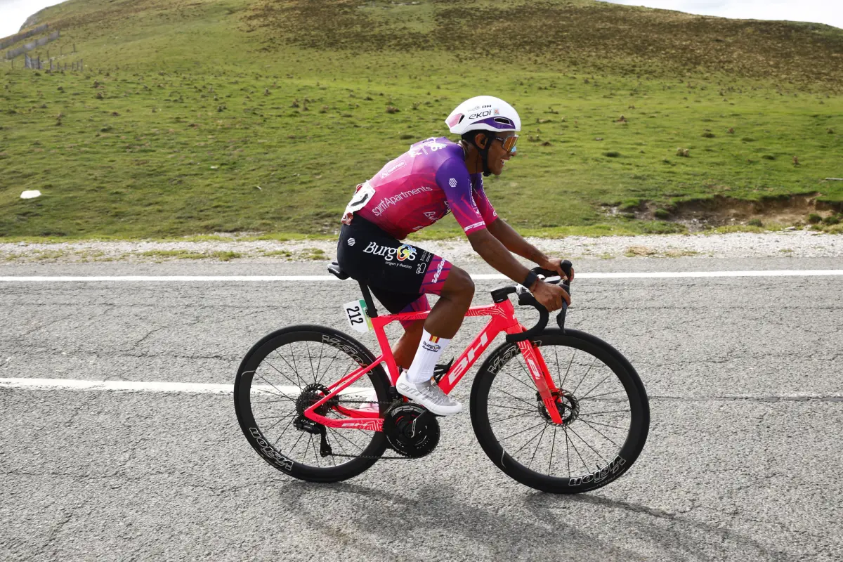 El guatemalteco Sergio Chumil en plena competencia en Vuelta a EspaÃ±a 2025