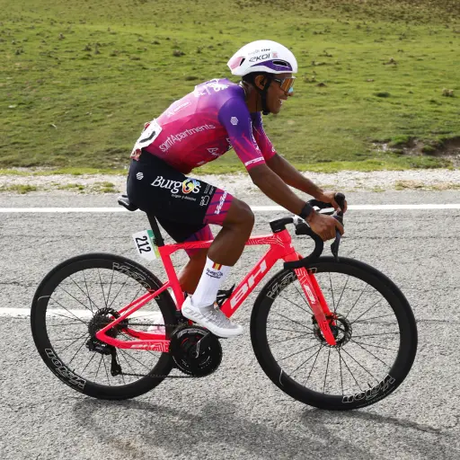 El guatemalteco Sergio Chumil en plena competencia en Vuelta a España 2025