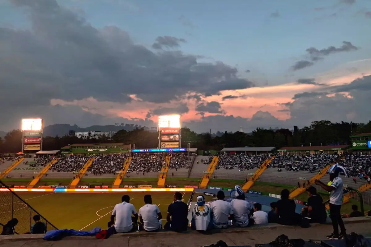 Aficionados en el estadio Cementos Progreso de zona 6 capitalina 