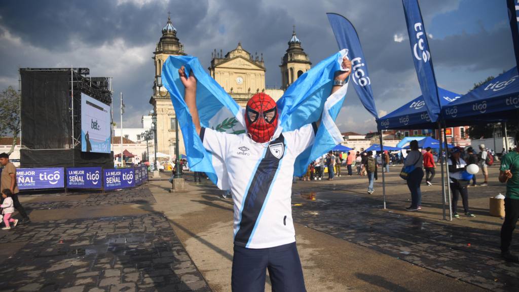 GuatemaltecosacudenalaplazaaobservareljuegodelaseleccionImage2025-09-04at5.18.08PM | 