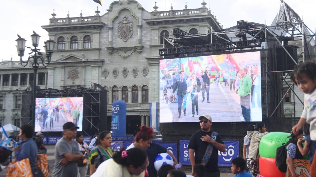 GuatemaltecosacudenalaplazaaobservareljuegodelaseleccionImage2025-09-04at5.18.08PM(2) | 