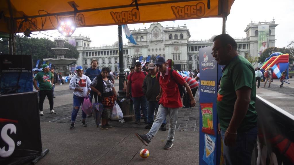 GuatemaltecosacudenalaplazaaobservareljuegodelaseleccionImage2025-09-04at5.18.09PM(2) | 