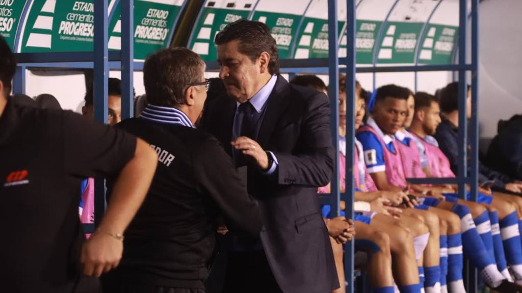 Saludo entre Bolillo Gómez y Luis Fernando Tena | Alex Meoño