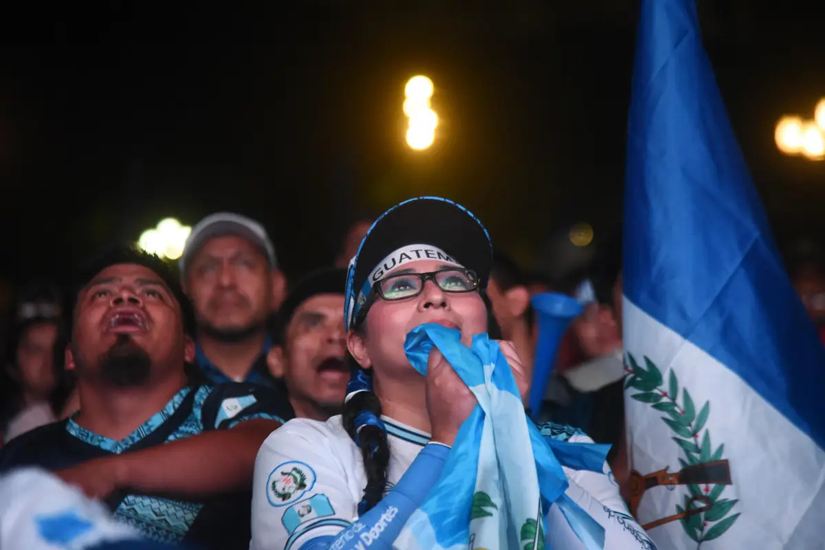Miles de guatemaltecos se encuentran reunidos en la Plaza Central el juego de la seleccón., Foto Omar Solís