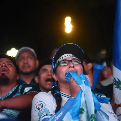 Miles de guatemaltecos se encuentran reunidos en la Plaza Central el juego de la seleccón. ,Foto Omar Solís