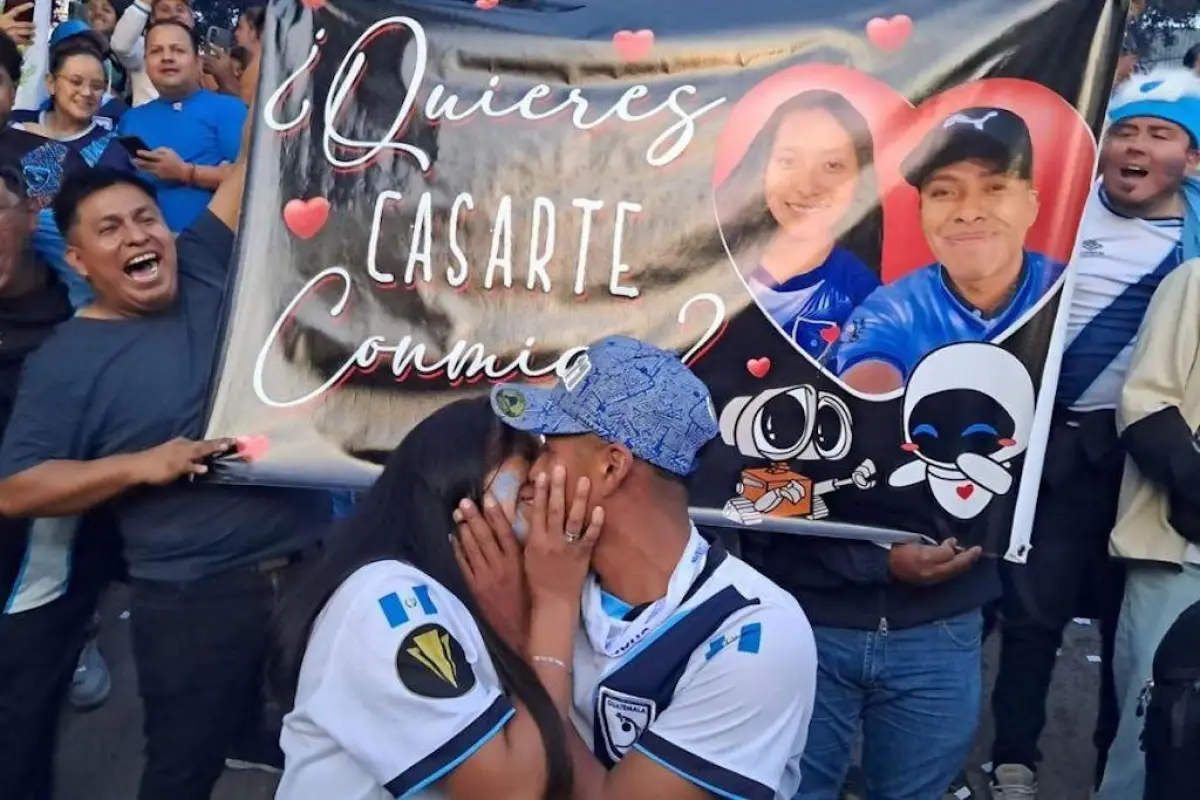 Propuesta de matrimonio afuera del Cementos Progreso, Vdjantonio Eloriginal/Facebook.