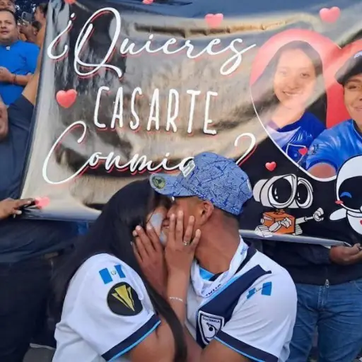 Propuesta de matrimonio afuera del Cementos Progreso ,Vdjantonio Eloriginal/Facebook.