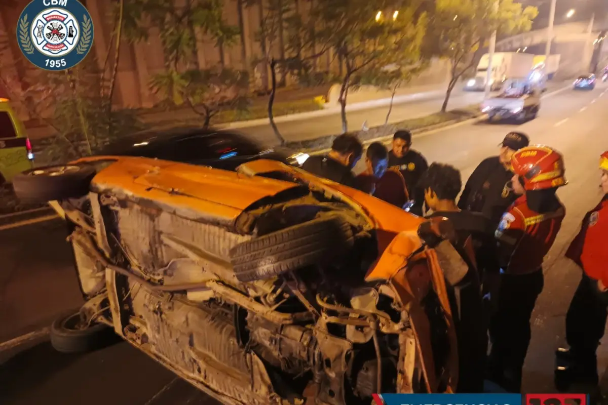 El carro quedó volcado en la cinta asfáltica., Bomberos Municipales