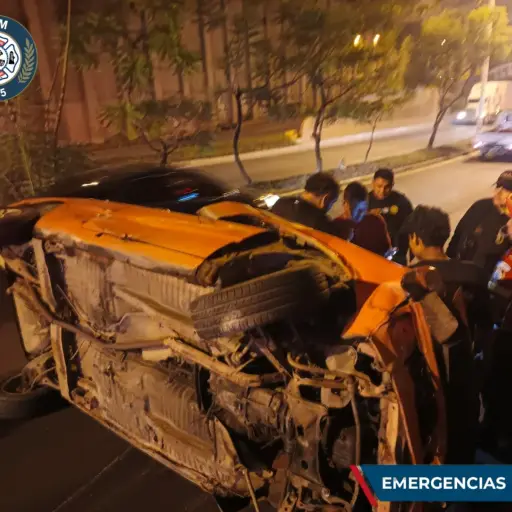 El carro quedó volcado en la cinta asfáltica. ,Bomberos Municipales