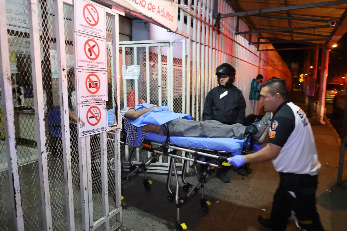 El paciente fue ingresado al hospital general San Juan de Dios., Bomberos Voluntarios
