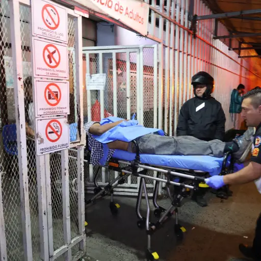 El paciente fue ingresado al hospital general San Juan de Dios. ,Bomberos Voluntarios