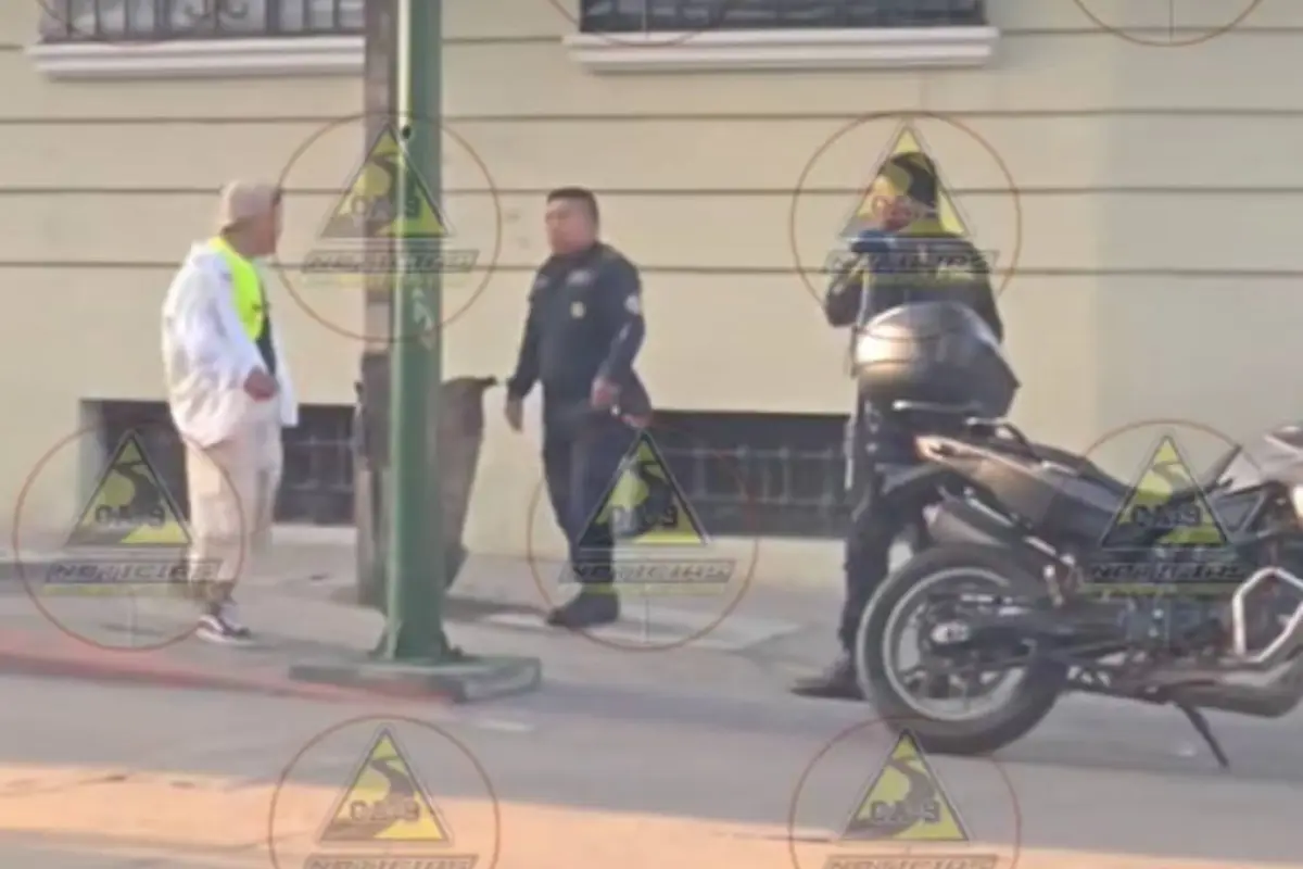 Sujeto agrede a dos agentes de la PNC. , Captura de pantalla video X.