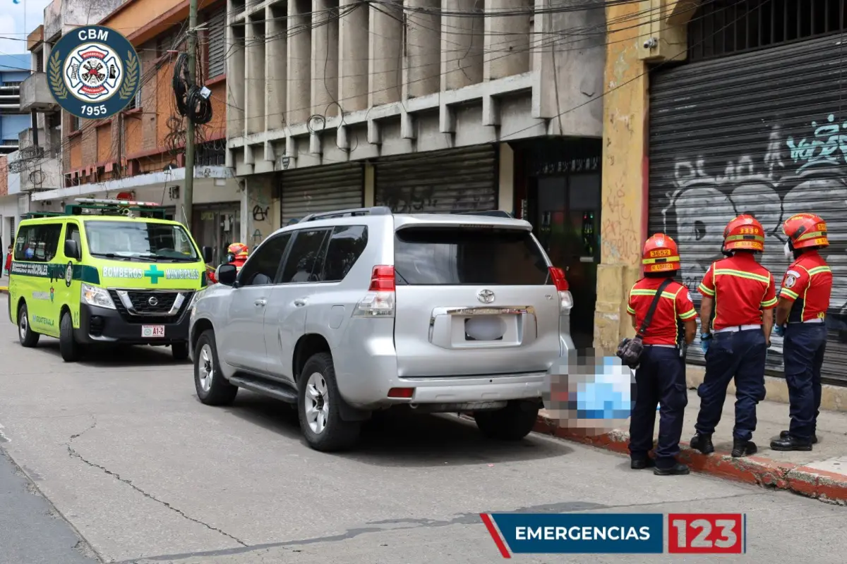 El abogado Edwin Juárez Mayén fue atacado con arma de fuego en un sector de la zona 1 capitalina., Bomberos Municipales