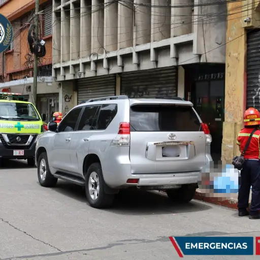 El abogado Edwin Juárez Mayén fue atacado con arma de fuego en un sector de la zona 1 capitalina. ,Bomberos Municipales
