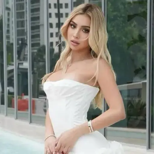 Alexa Dellanos ,Instagram