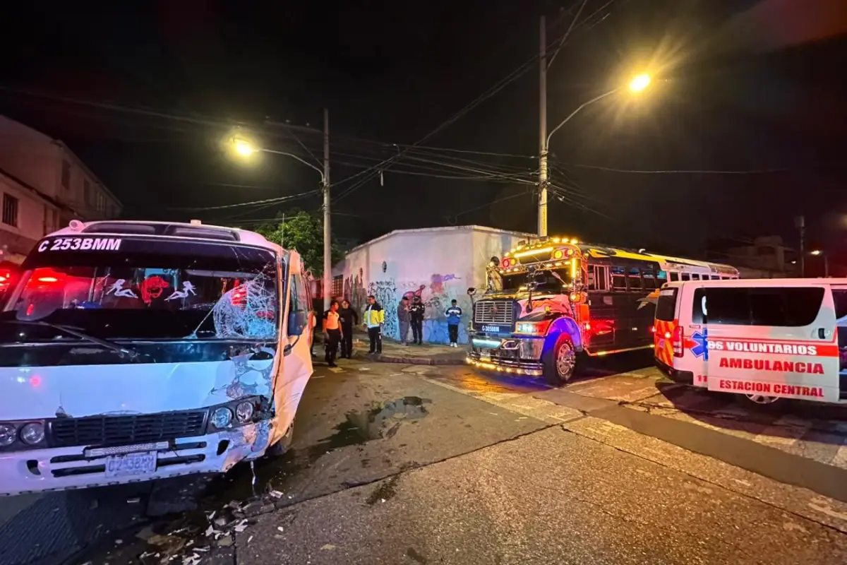 Ambas unidades involucradas en el accidente quedaron con daños en su estructura., Bomberos Voluntarios