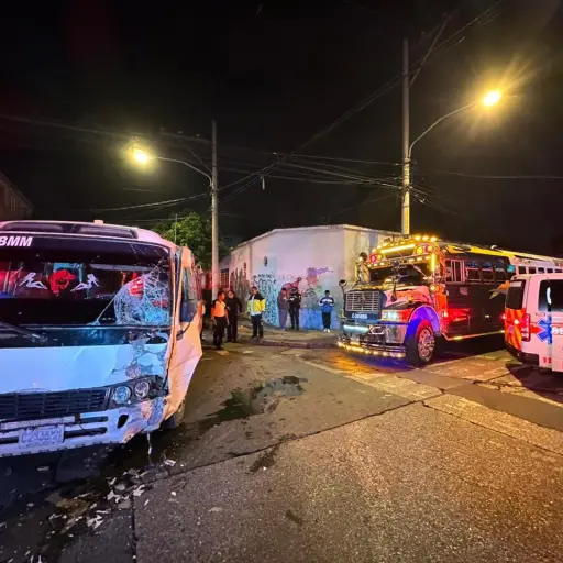 Ambas unidades involucradas en el accidente quedaron con daños en su estructura. ,Bomberos Voluntarios