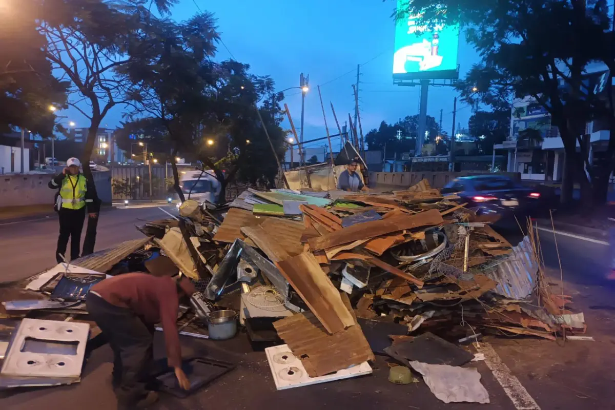 La carga que botó el camión en el Periférico obstraculiza dos carriles., PMT capitalina/Montejo