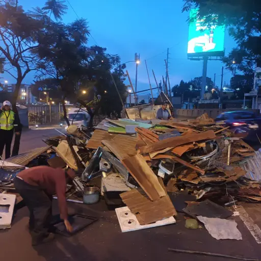 La carga que botó el camión en el Periférico obstraculiza dos carriles. ,PMT capitalina/Montejo