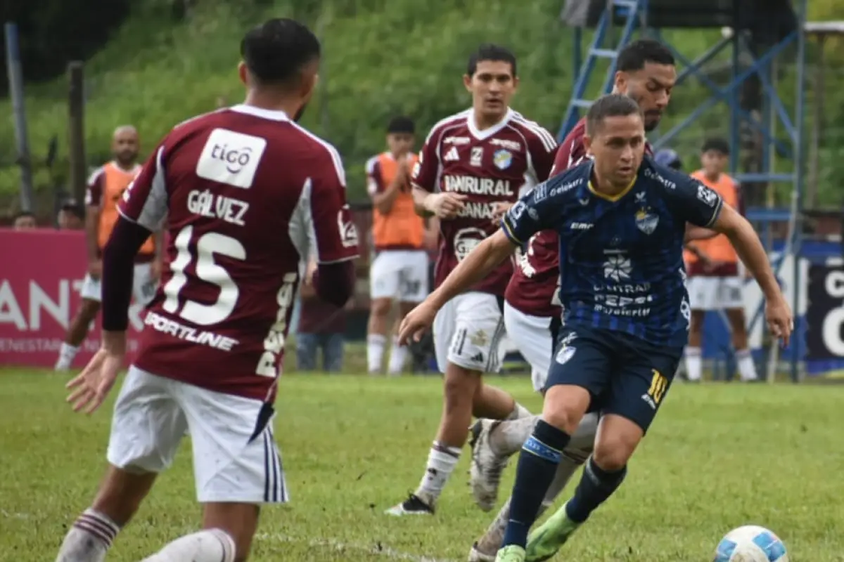 Partido entre Cobán Imperial y Comunicaciones FC - Carlos Cu Col