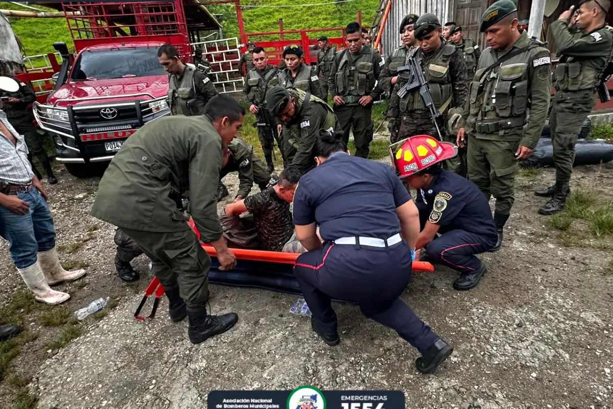 Bomberos asistieron a varios militares, uno de ellos fue trasladado al hospital. , Foto Bomberos Municipales Departamentales 
