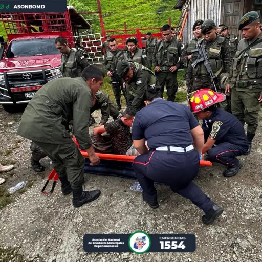 Bomberos asistieron a varios militares, uno de ellos fue trasladado al hospital.  ,Foto Bomberos Municipales Departamentales 