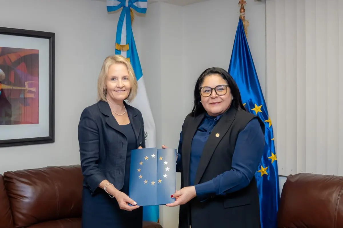 Johanna Karanko presentó sus copias de estilo  a la Viceministra de Relaciones Exteriores, Embajadora Mónica Bolaños Pérez., Foto Minex