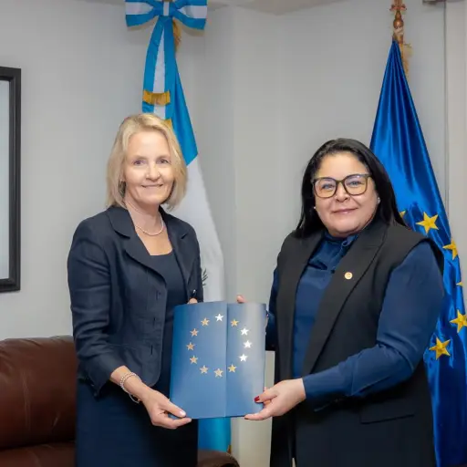 Johanna Karanko presentó sus copias de estilo  a la Viceministra de Relaciones Exteriores, Embajadora Mónica Bolaños Pérez. ,Foto Minex