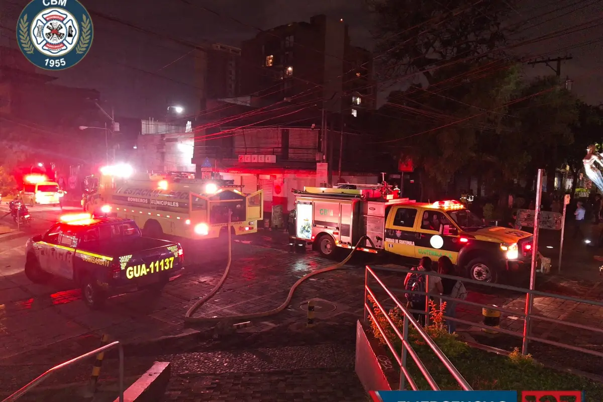 Los cuerpos de socorro lograron controlar el incendio en la zona 4., Bomberos Municipales