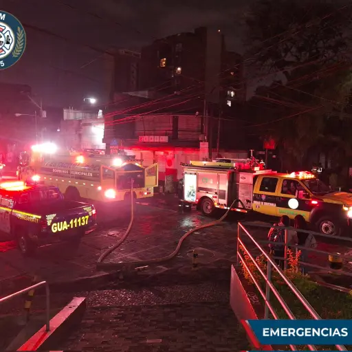 Los cuerpos de socorro lograron controlar el incendio en la zona 4. ,Bomberos Municipales