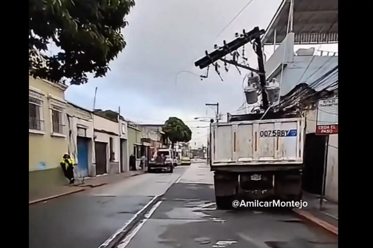 Debido al accidente del camión quedó cerrado el paso en el sector. , PMT capitalina/Montejo
