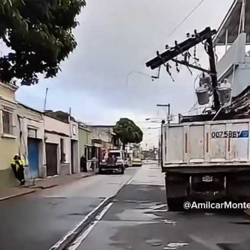 Debido al accidente del camión quedó cerrado el paso en el sector.  ,PMT capitalina/Montejo
