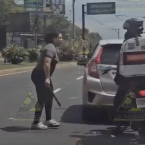 Motorista agredido. ,Captura de pantalla video X.