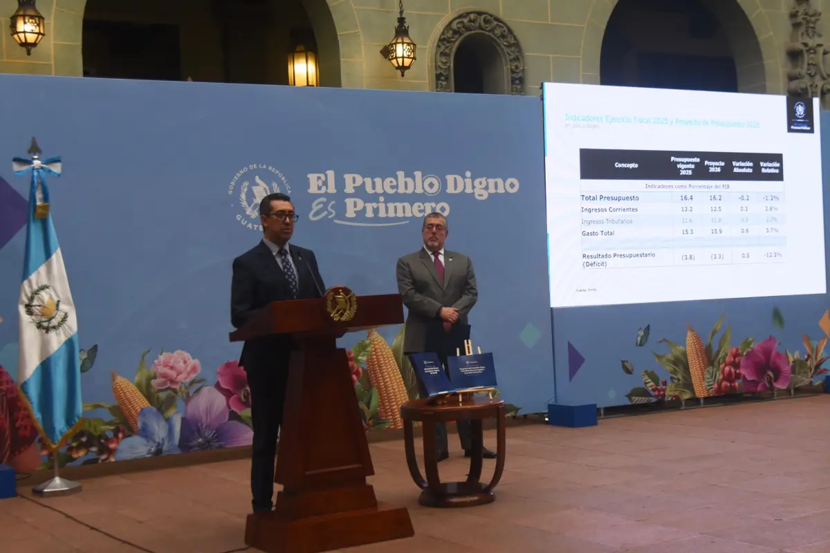 El ministro de Finanzas, Jonathan Menkos, y el presidente Bernardo Arévalo durante la conferencia semanal "La Ronda", en el Palacio Nacional., Omar Solís/Emisoras Unidas