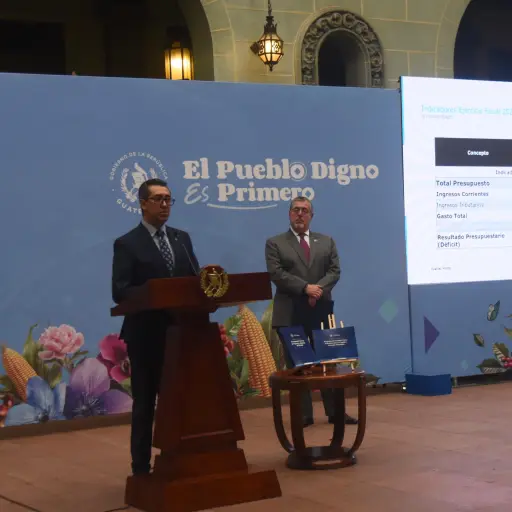 El ministro de Finanzas, Jonathan Menkos, y el presidente Bernardo Arévalo durante la conferencia semanal 