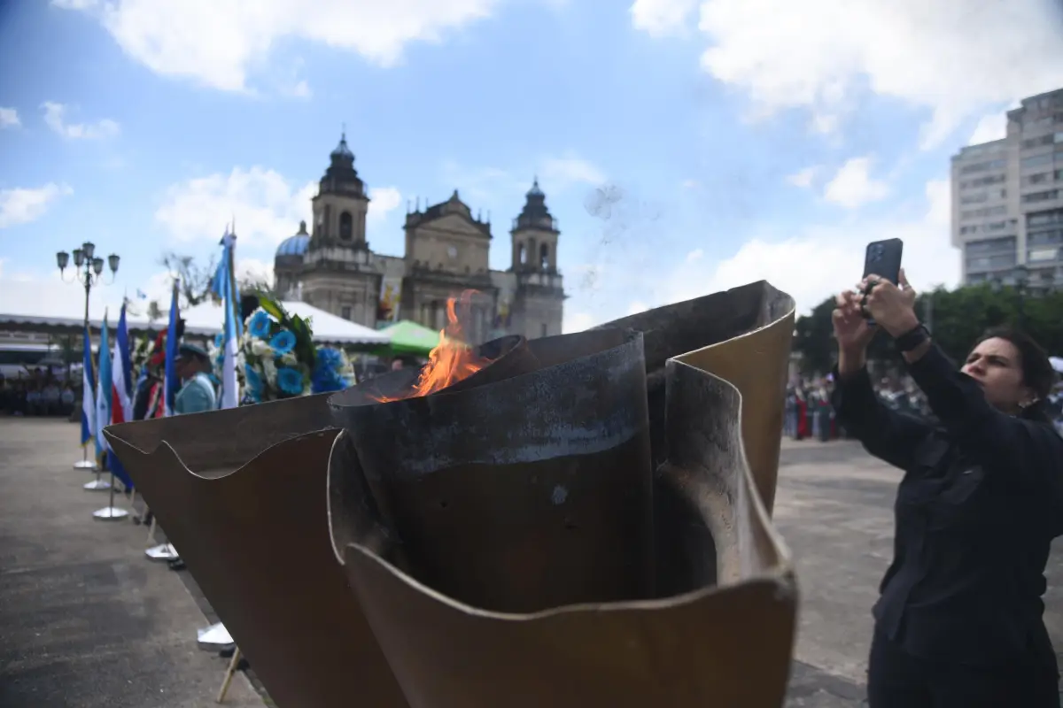 El encendido del fuego patrio se realizó como parte de la conmemoración de la Independencia de Guatemala., Omar Solís/Emisoras Unidas